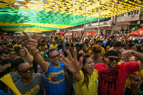 Rio De Janeiro, Brezilya - 22 Haziran 2018: Brezilya Kosta Rika 2018 FIFA Dünya Kupası'nda karşı kutluyor zafer hayranları