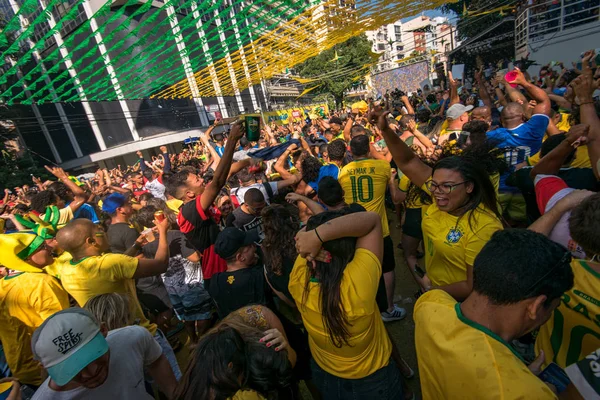 Rio De Janeiro, Brezilya - 22 Haziran 2018: Brezilya Kosta Rika 2018 FIFA Dünya Kupası'nda karşı kutluyor zafer hayranları