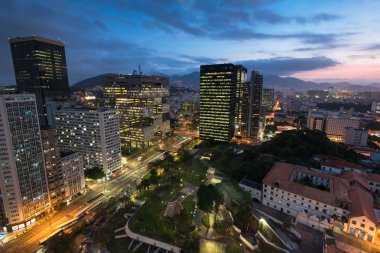 Şehir merkezinde gece manzaraya Rio de Janeiro