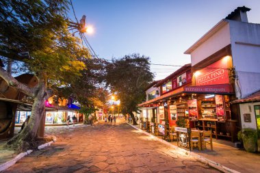 Buzios, Brezilya - 24 Temmuz 2018: Dükkan ve restoranlar ünlü taş sokak dolu, popüler turist geceleyin spot
