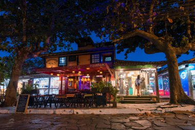 Buzios, Brezilya - 24 Temmuz 2018: Dükkan ve restoranlar ünlü taş sokak dolu, popüler turist geceleyin spot