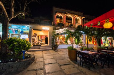 Buzios, Brezilya - 24 Temmuz 2018: Tablolar sokak misafirler için bekleyen üzerinde Restoran