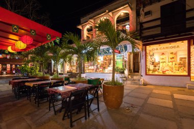 Buzios, Brezilya - 24 Temmuz 2018: Tablolar sokak misafirler için bekleyen üzerinde Restoran