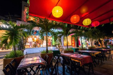 Buzios, Brezilya - 24 Temmuz 2018: Tablolar sokak misafirler için bekleyen üzerinde Restoran