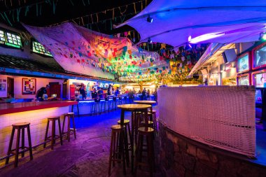 Buzios, Brezilya - 24 Temmuz 2018: İç bar ve Restoran gece de renkli ışıklar ile