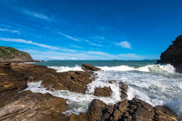 Красивый Пейзаж Океанских Волн Падающих Скалы — стоковое фото