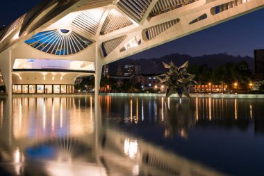Rio De Janeiro, Brezilya - 11 Ağustos 2018: Yarın Müzesi, Rio de Janeiro Bilim Müzesi. İspanyol mimar Santiago Calatrava tarafından tasarlanmış ve yanındaki Pier Maua liman bölgesinde inşa.