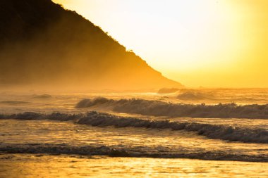 Sunrise dağ sahil ile sahilde