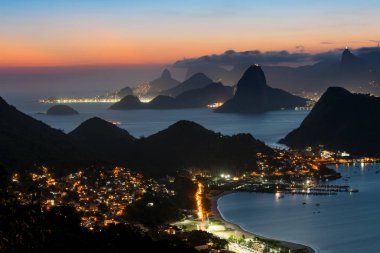 Niteroi gece görünümü ve Rio de Janeiro dağlardan şehir parkı ile