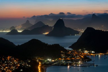 Niteroi gece görünümü ve Rio de Janeiro dağlardan şehir parkı ile