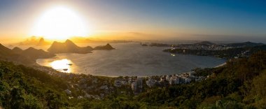 Panoramik görünümü bir Guanabara Körfezi ile günbatımı yukarıda Rio de Janeiro dağlar