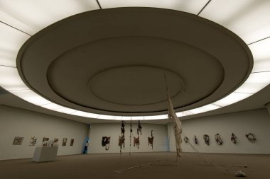 Niteroi, Rio de Janeiro / Brezilya - 31 Ekim 2018: Çağdaş Sanat Müzesi Niteroi Oscar Niemeyer tarafından iç görünüm.