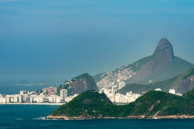 Rio de Janeiro Cityscape ve dağlar üzerinden City Park, Niteroi toplayan