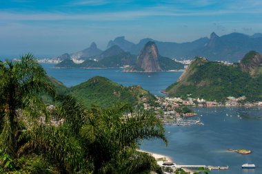 Güzel sahne Rio de Janeiro dağlardan Niteroi Şehir Parkı