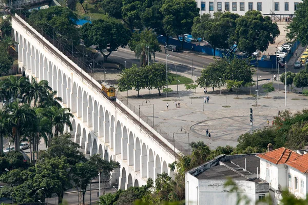 ジャネイロ ブラジル 2018 象徴的な黄色の路面電車とリオ ジャネイロ市でカリオカ水道橋を表示 — ストック写真