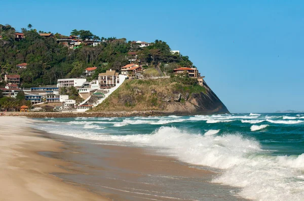 Spiaggia Vuota Barra Tijuca Con Costa Rocciosa Case — Foto Stock