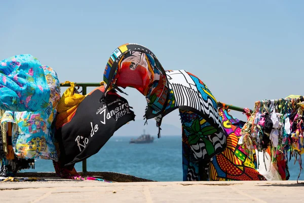 Rio de Janeiro, Brezilya - 02 Ekim, 2018: Rio de Janeiro, Brezilya Hatıra Eşyası olarak Satılık parlak renkli eşarplar