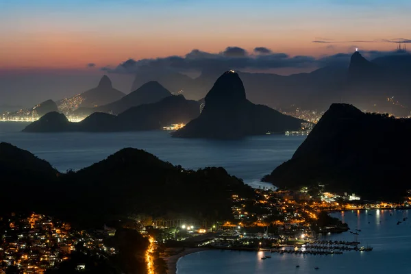Vista Nocturna Niteroi Río Janeiro Con Montañas Desde Parque Ciudad —  Fotos de Stock