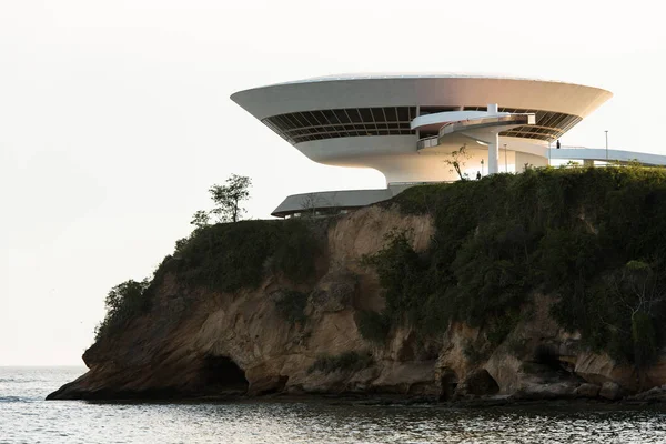 Niteroi, Rio de Janeiro / Brezilya - 31 Ekim 2018: Oscar Niemeyer Niteroi Çağdaş Sanat Müzesi görünümü dışında.
