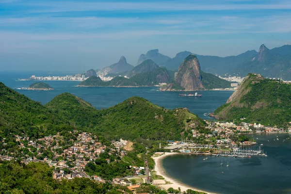 Güzel sahne Rio de Janeiro dağlardan Niteroi Şehir Parkı