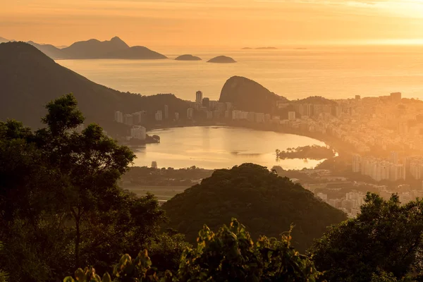 Güzel sabah görünümü Rio de Janeiro ile Dağları ve lagün