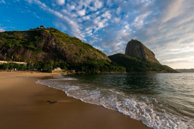 Red Beach Sugarloaf Dağı, Rio de Janeiro, Brezilya güneş doğarken