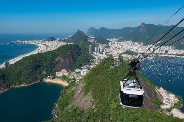 Cable Car yaklaşan Sugarloaf dağ ile güzel görünümü, Rio de Janeiro şehir