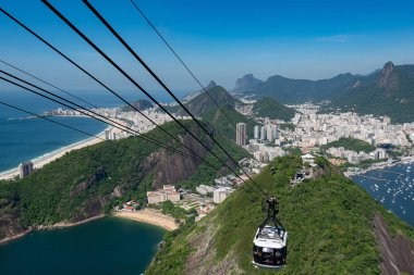 Cable Car yaklaşan Sugarloaf dağ ile güzel görünümü, Rio de Janeiro şehir