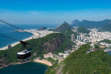 Cable Car yaklaşan Sugarloaf dağ ile güzel görünümü, Rio de Janeiro şehir