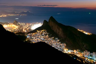 Favela Rocinha görünümünü gece Ipanema bölge Rio de Janeiro, Brezilya ile