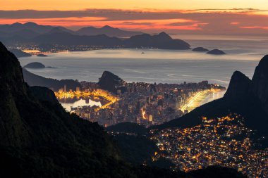 Favela Rocinha görünümünü gece Ipanema bölge Rio de Janeiro, Brezilya ile