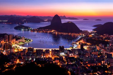 Niteroi gece görünümü ve Rio de Janeiro dağlardan şehir parkı ile