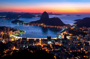 Niteroi gece görünümü ve Rio de Janeiro dağlardan şehir parkı ile
