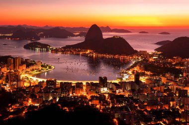 Niteroi gece görünümü ve Rio de Janeiro dağlardan şehir parkı ile