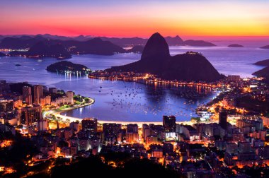 Niteroi gece görünümü ve Rio de Janeiro dağlardan şehir parkı ile