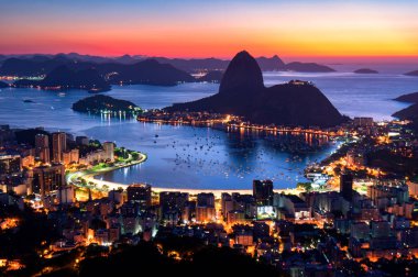 Niteroi gece görünümü ve Rio de Janeiro dağlardan şehir parkı ile