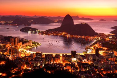 Niteroi gece görünümü ve Rio de Janeiro dağlardan şehir parkı ile