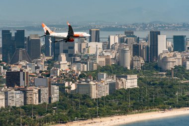 Rio de Janeiro, Brezilya - 23 Kasım 2018: Gol havayolları uçak Rio de Janeiro kent üzerinde uçan