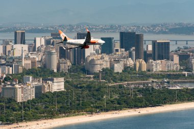 Rio de Janeiro, Brezilya - 23 Kasım 2018: Gol havayolları uçak Rio de Janeiro kent üzerinde uçan