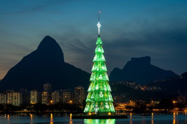 Rio de Janeiro, Brezilya - 20 Aralık 2018: Noel ağacı Rodrigo de Freitas lagün ortasında. Çelik yapı geceleri aydınlatılan.