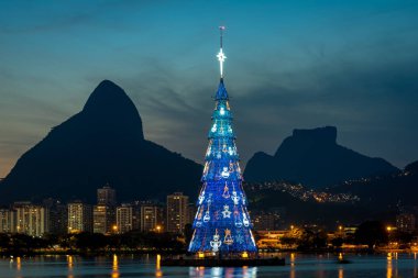 Rio de Janeiro, Brezilya - 20 Aralık 2018: Noel ağacı Rodrigo de Freitas lagün ortasında. Çelik yapı geceleri aydınlatılan.