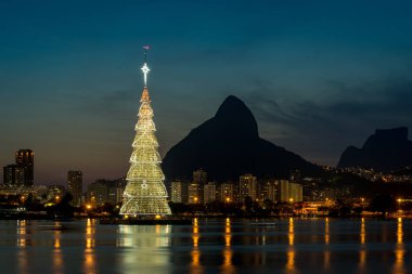 Rio de Janeiro, Brezilya - 20 Aralık 2018: Noel ağacı Rodrigo de Freitas lagün ortasında. Çelik yapı geceleri aydınlatılan.