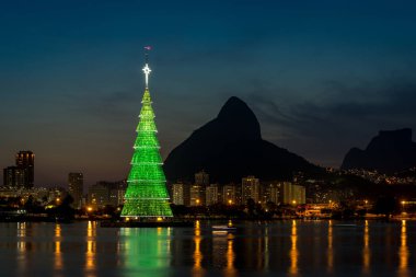Rio de Janeiro, Brezilya - 20 Aralık 2018: Noel ağacı Rodrigo de Freitas lagün ortasında. Çelik yapı geceleri aydınlatılan.