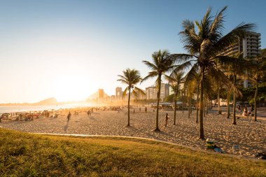 Rio de Janeiro, Brezilya - 08 Ocak, 2019: gün batımı görünümü aracılığıyla palmiye ağaçlarında CopacabanaPlajı Rio de Janeiro, Brezilya için  