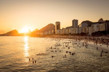 Rio de Janeiro, Brezilya - 08 Ocak, 2019: Copacabana, Rio de Janeiro şehrine ünlü Beach City, Brezilya sıcak gün batımı 