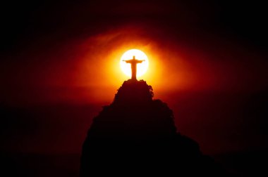 Rio de Janeiro, Brezilya - 31 Ocak 2019: ünlü İsa Kurtarıcı heykel Corcovado Dağı'nda tam arkasında güneş ile