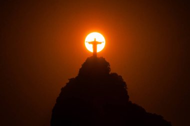 Rio de Janeiro, Brezilya - 31 Ocak 2019: ünlü İsa Kurtarıcı heykel Corcovado Dağı'nda tam arkasında güneş ile