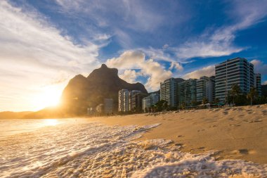 Rio de Janeiro, Brezilya - 08 Ocak, 2019: Copacabana, Rio de Janeiro şehrine ünlü Beach City, Brezilya sıcak gün batımı 