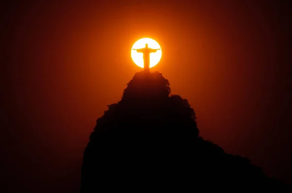 巴西里约热内卢 2019年2月1日 太阳落山在科尔科瓦多山后面 上面有救世主基督雕像 — 图库照片