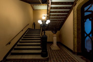 Rio de Janeiro, Brezilya - 21 Şubat 2019: Portekiz Kraliyet Okuma Kabinesi'nde güzel antik mimari merdivenler. Gotik-Renaissane tarzı bina 1887 yılında kurulmuştur.